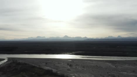 Pájaro-Volador-Vuela-Frente-A-Las-Montañas-De-Alaska