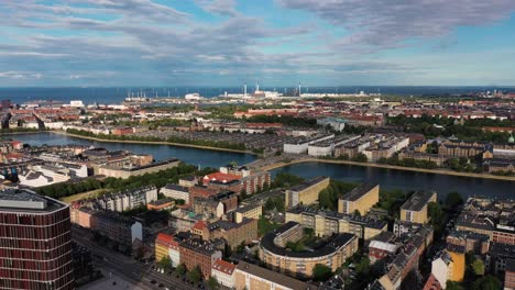 Vista-Aérea-De-La-Ciudad-De-Copenhague-Con-Sortedams-So,-Lago-Artificial-En-Dinamarca