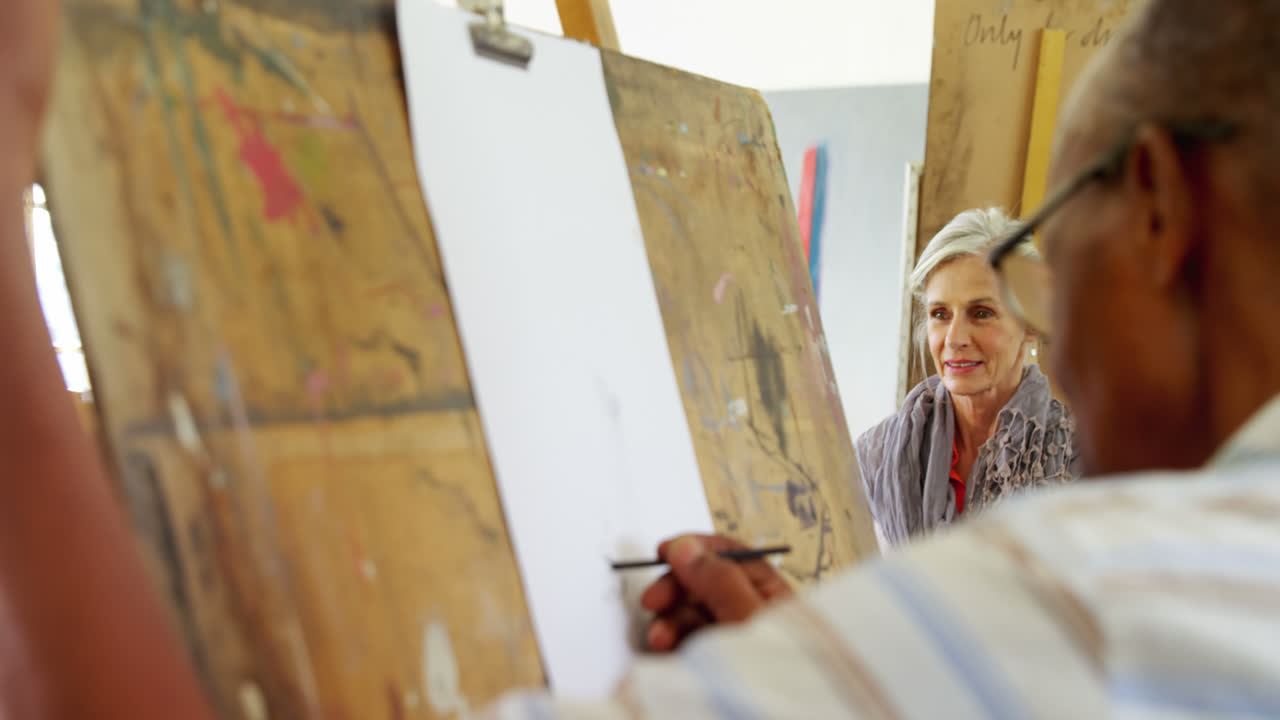 dibujo de artista de una mujer mayor 4k