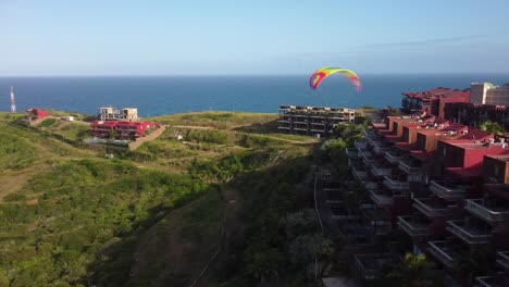 Impresionantes-Imágenes-Aéreas-De-Un-Parapente-Sobrevolando-El-Emblemático-Faro-De-Pampatar-En-Un-Hermoso-Y-Soleado-Día.