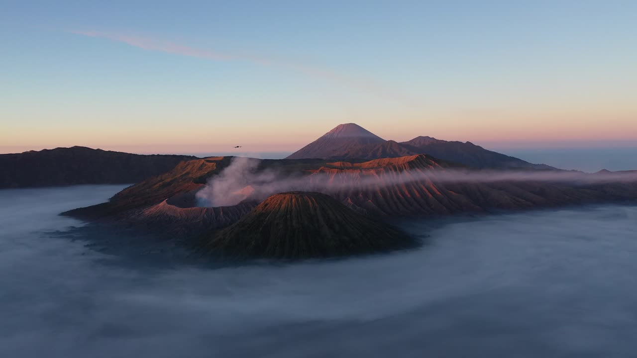 vista aérea del monte bromo en el hermoso amanecer, java, indonesia