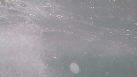vista submarina de un hombre surfeando