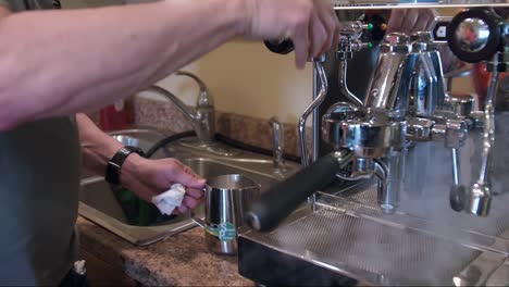 Barista-Dampfende-Milch-In-Der-Maschine,-Um-Kaffee,-Cappuccino,-Latte,-Nahaufnahme-Zuzubereiten