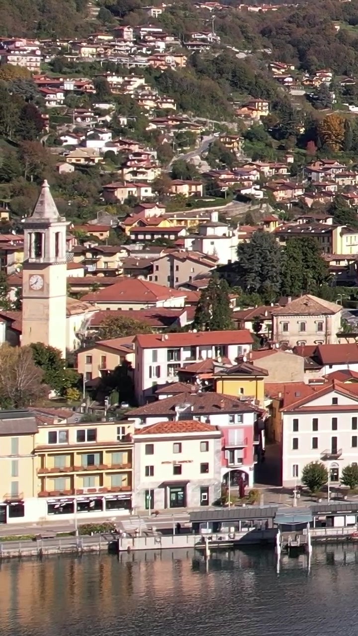 Vista aerea di un incantevole villaggio sul lago nelle Alpi italiane