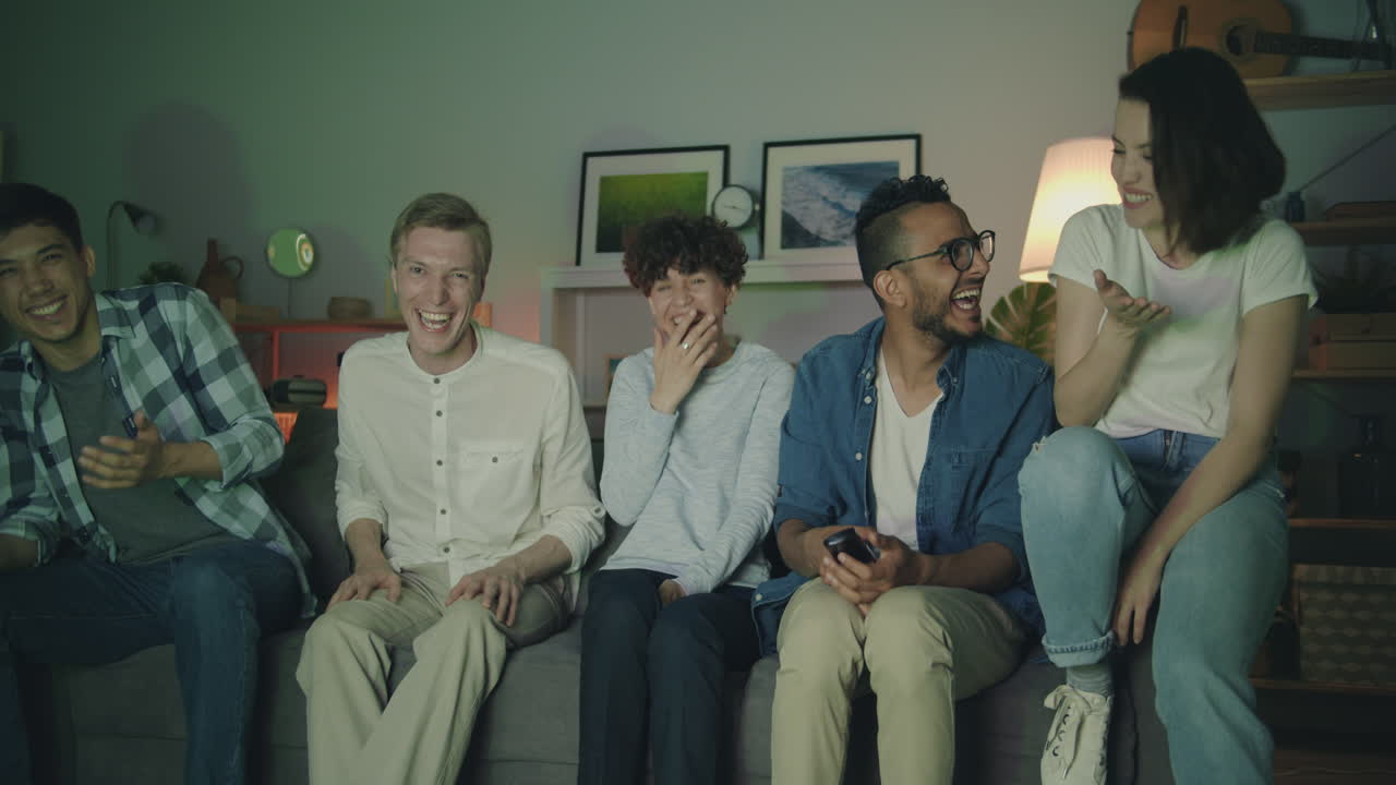 친구들이 밤을 즐기고 있습니다.