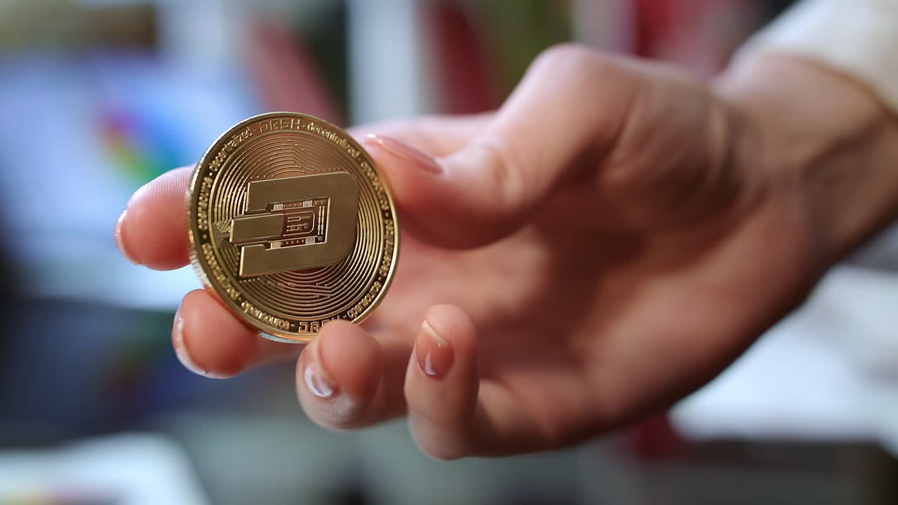 concepto de negocio de criptomoneda. primer plano de altcoin de oro en la mano. dashcoin