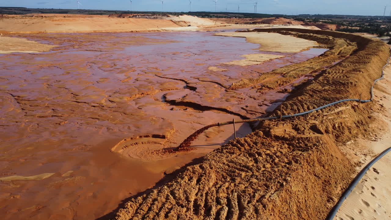 vista aérea del sitio de construcción que se instala en las dunas de arena