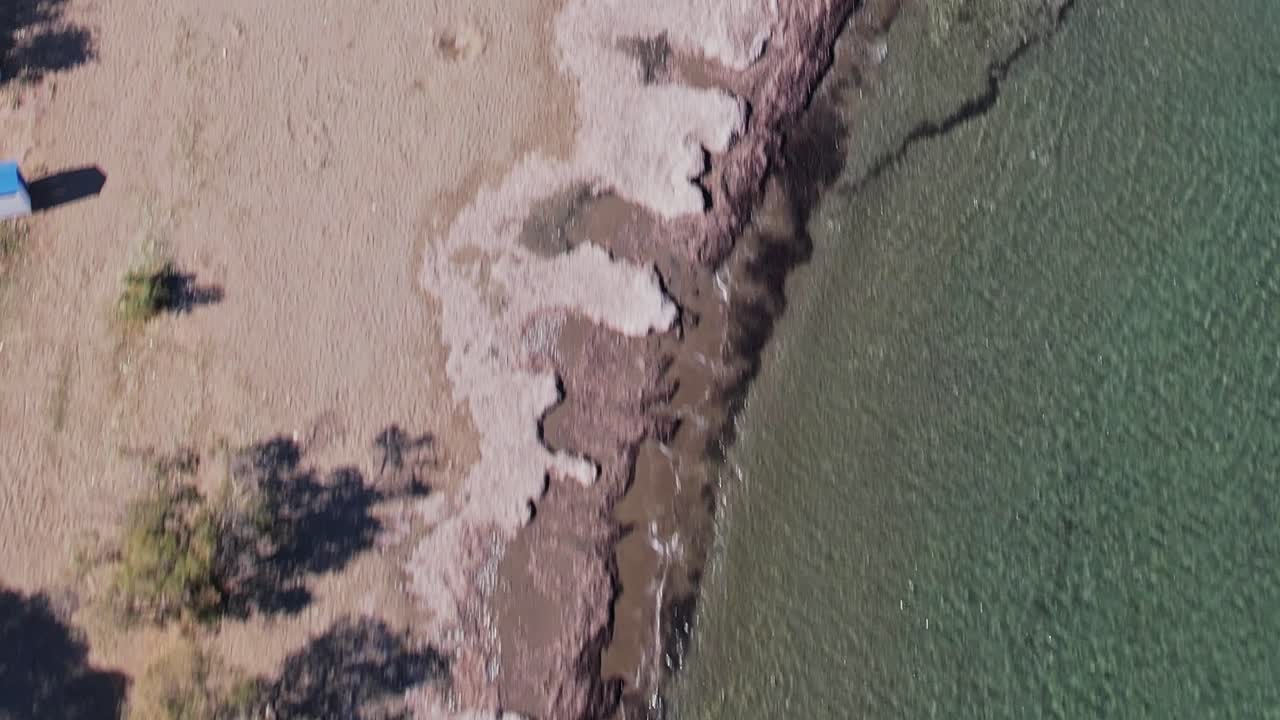 Vista sulla spiaggia e sull'acqua a Rodi, in Grecia, in una giornata di sole
