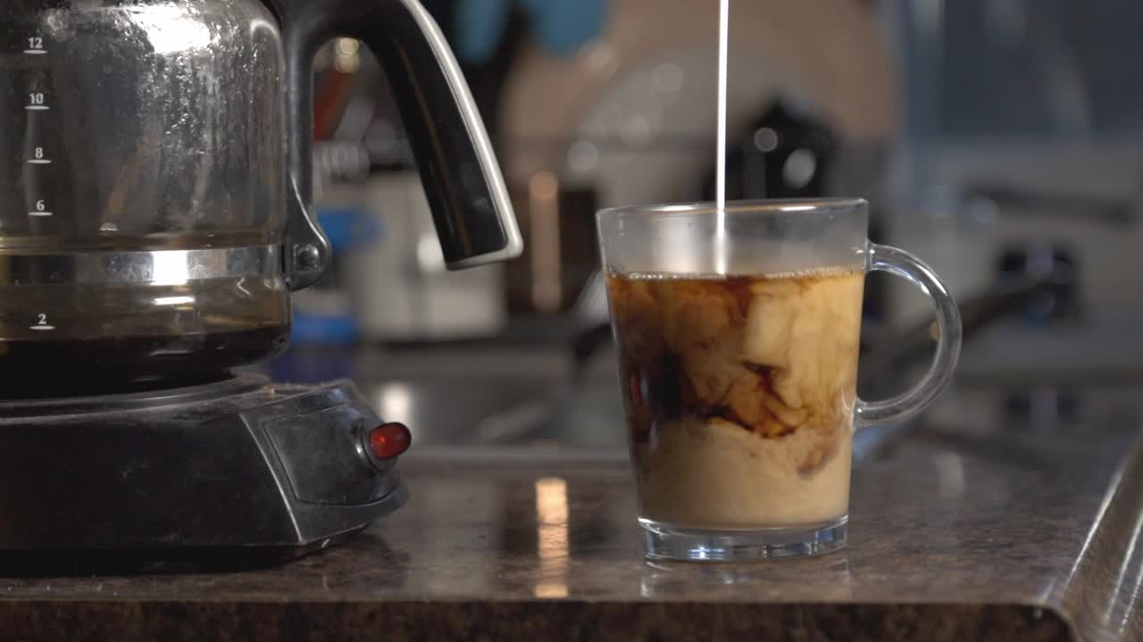 Versare il latte nel caffè