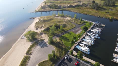 Ein-Blick-Auf-Den-Marina-At-Dockers-In-Muskegon,-Mi