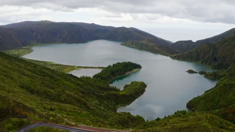 panorama del valle del lago del cráter lagoa do fogo en azores, vista aérea