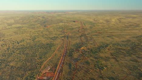 vista aérea de drones de las pistas de carreras del desierto en el paisaje rural del desierto australiano, 4k