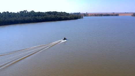 Barco-Navegando-Sobre-El-Agua-Del-Lago