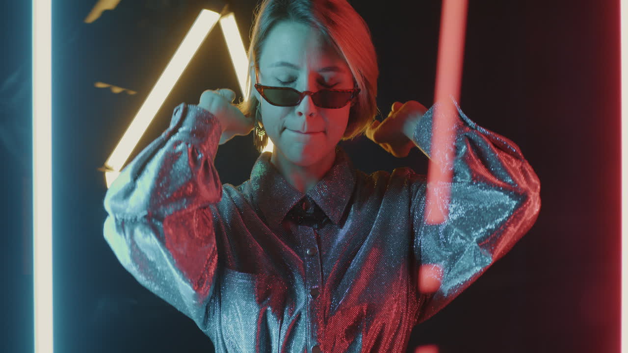 mujer elegante con luces de neón