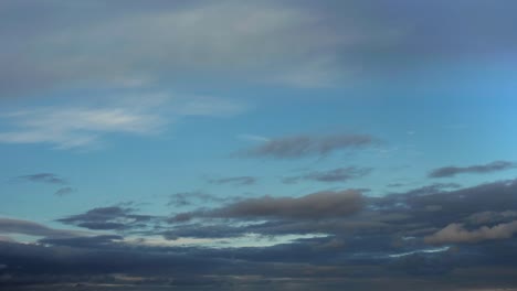 Eine-Zeitrafferaufnahme-Von-Sich-Bewegenden-Wolken