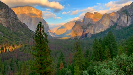 parque nacional de yosemite cercado por montanhas, árvores, nuvens e cachoeira