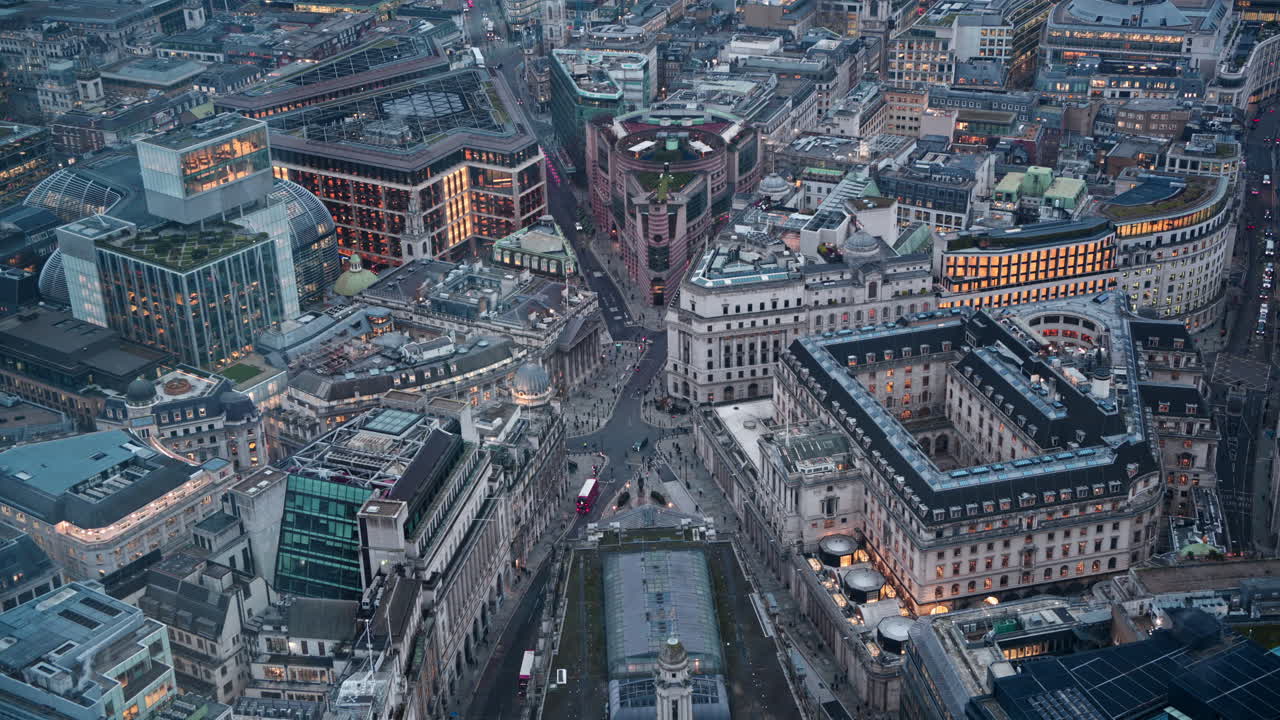 Skyline panoramico di Londra da un punto di osservazione elevato, paesaggio urbano al crepuscolo