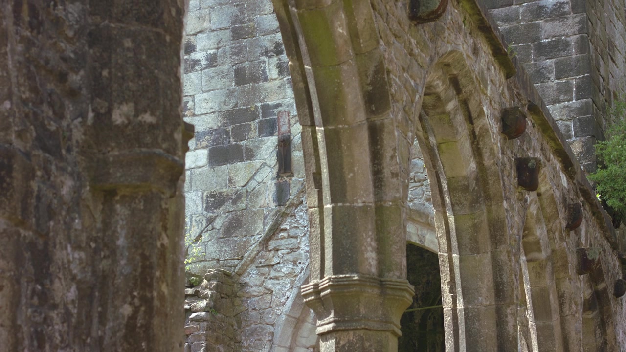 Ruínas da Igreja da Abadia de São Tomás Becket, arcada em Yorkshire, plano 4k com inclinação média, foco seletivo