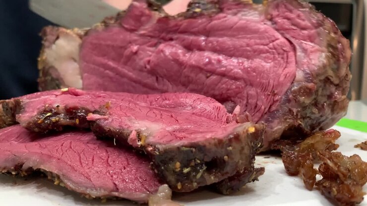 Video close-up tangan mengiris daging