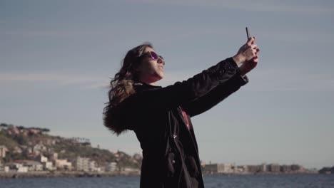 Mädchen-Macht-Selfie-Und-Bilder-Mit-Dem-Smartphone-In-Zeitlupe-Statisch-Mit-Landschaft-Im-Hintergrund