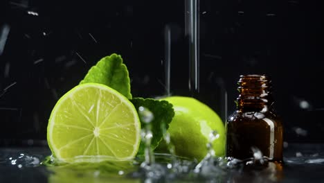 mitades de lima y botella en agua de primer plano, jugo de lima. lluvia, suero de aroma en fondo negro. extracto líquido de cítricos, rutina de cuidado de la piel, concepto de spa de tratamiento. medicina tradicional