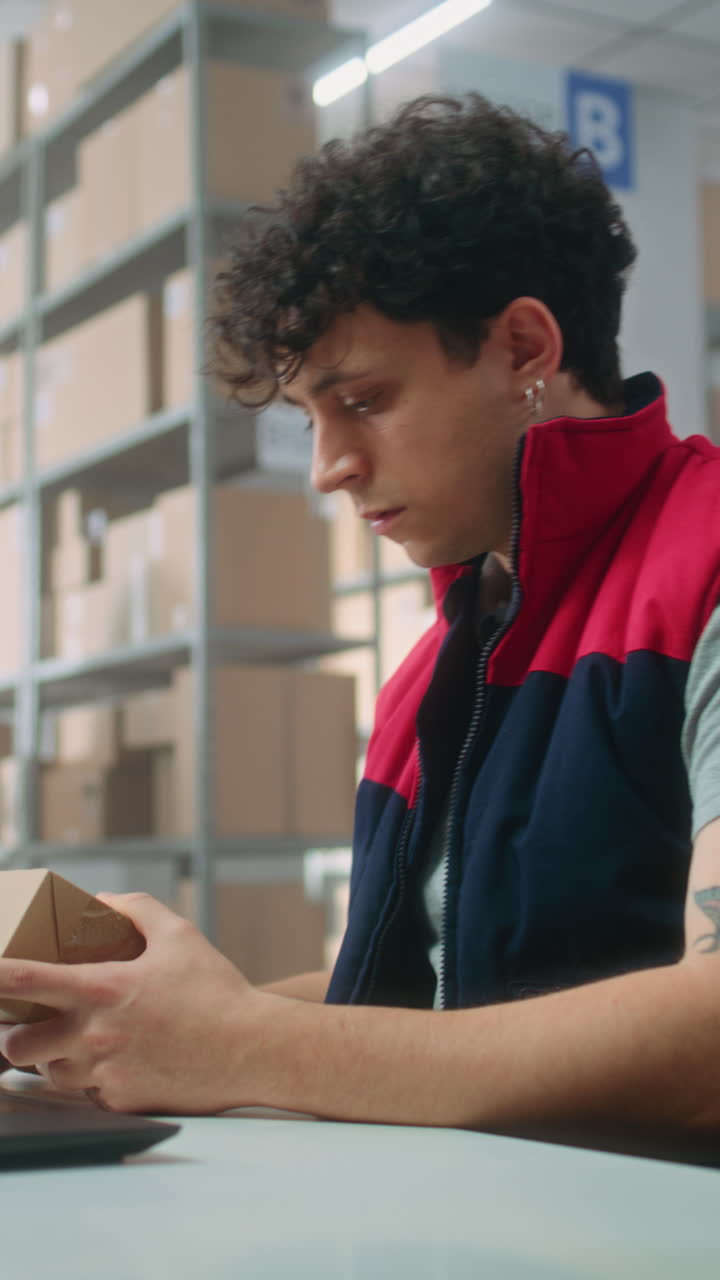 trabajador de almacén que maneja paquetes