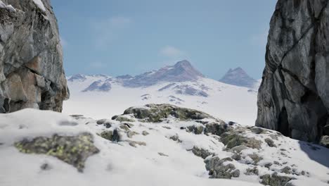 vista de las montañas nevadas desde un punto de vista rocoso