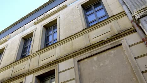 un edificio de dos pisos plastrado de sol en amarillo desvanecido, el sitio de filmación de la cinevilla
