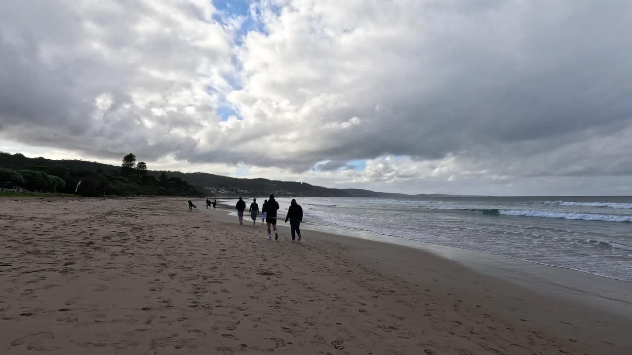 바다의 파도 근처의 해변에서 는 그룹