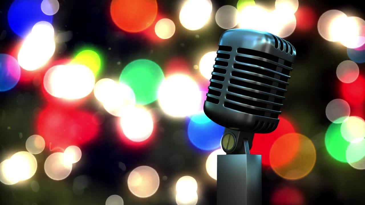 micrófono metálico retro contra manchas de luz coloridas contra un fondo negro