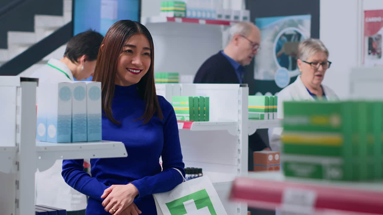 약점 선반 가운데 미소 짓는 고객