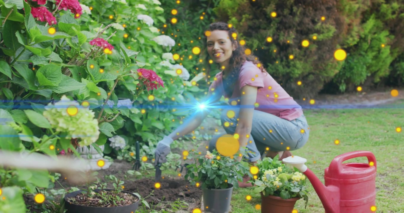 Donna che fa giardinaggio inginocchiata vicino alle ortensie, usando una paletta per piantare fiori dopo che un bagliore dorato si è avvolto.