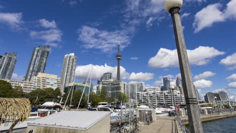 Hiperlapso-Del-Centro-De-Toronto-Con-La-Icónica-Torre-Cn-A-Través-Del-Puerto-Deportivo