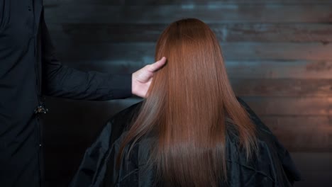 peinado de peluquero agitar el cabello para mostrar el brillante estudio de cabello brillante - cámara lenta de 120 fps