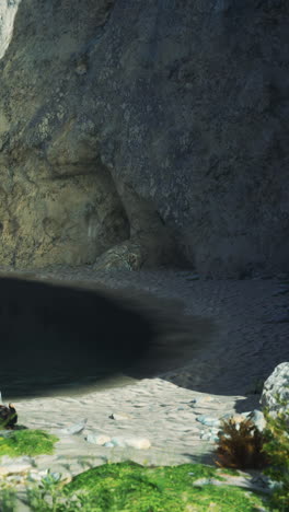 una cueva en una montaña rocosa