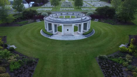 Toma-Aérea-Del-Cementerio-De-Brookwood,-El-Cementerio-Más-Grande-Del-Reino-Unido,-Comisión-De-Tumbas-De-Guerra.