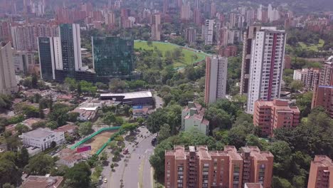 Aerial-Tilting-Shot-Revealning-Aguacatala-Glorieta-In-Medellin,-Antioquia-Colombia