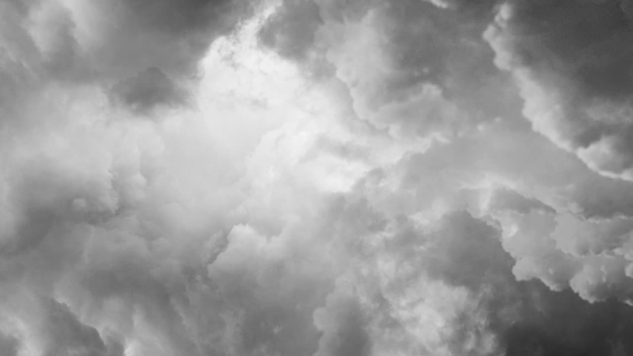 하늘에 무거운 구름과 뇌우