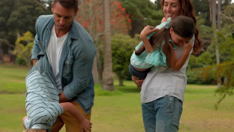 familia feliz jugando juntos en el parque