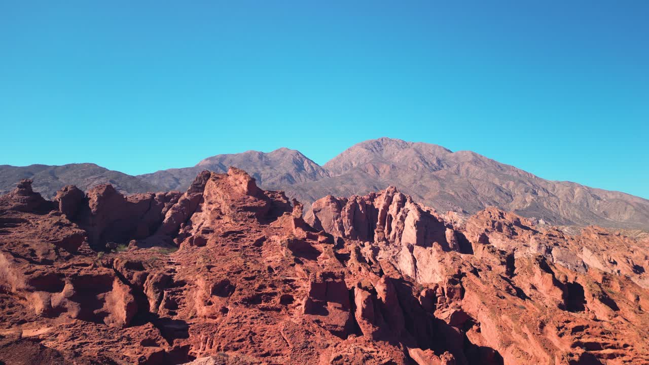 Splendide formazioni di roccia rossa in un paesaggio montuoso arido
