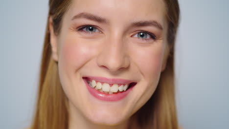 Primer-Plano-Mujer-Alegre-Posando-Con-Emociones-Felices-En-La-Cámara-En-El-Estudio.