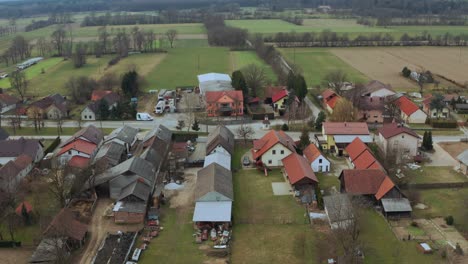 Aldea-Rural-En-Europa,-Vista-Aérea,-Eslovenia,-Vecindad-De-Maribor-Y-Ptuj