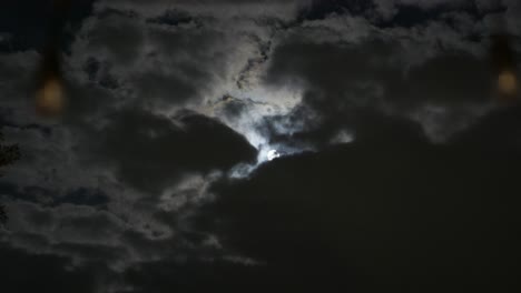 Dicke-Gruselige-Und-Bedrohliche-Wolken-Verdecken-Den-Hellen-Vollmond-Mit-Bistrolichtern,-Die-Die-Farben-Der-Halloween-Herbst-Winter-Hochzeit-Am-28.-Oktober-2023-Reflektieren-–-In-4K-–-Aufgenommen-Mit-Lumix-Fz-300