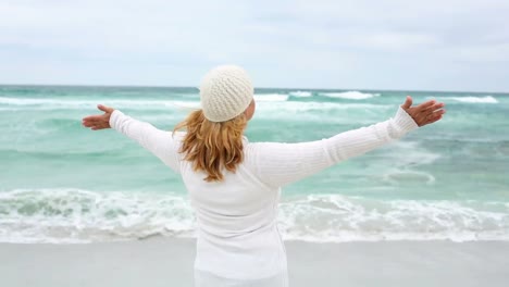 Mujer-Jubilada-Extendiendo-Sus-Brazos-En-La-Playa.