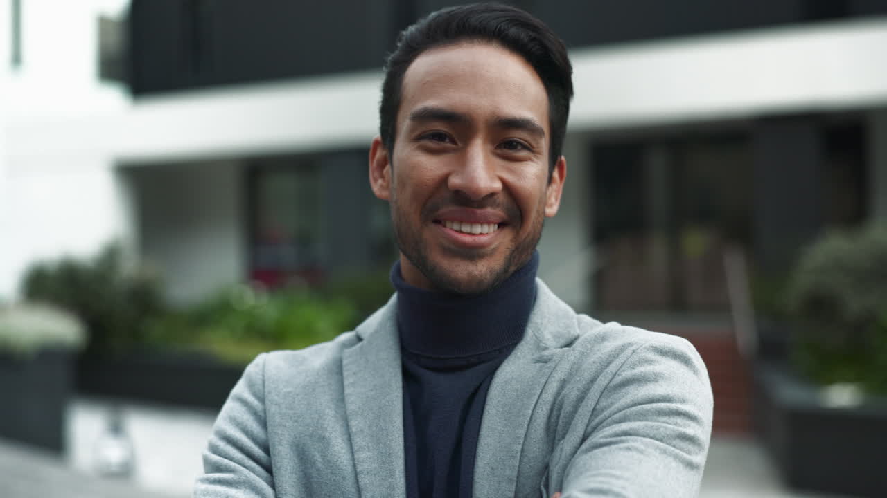 회색 재과 파란색 터틀을 입은 미소 짓는 사업가