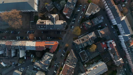 Vista-Aérea-De-Pájaros-Vista-De-Arriba-Hacia-Abajo-De-Las-Calles-En-El-Barrio-De-Bornheim.-Alejándose-Lentamente.-Fráncfort-Del-Meno,-Alemania