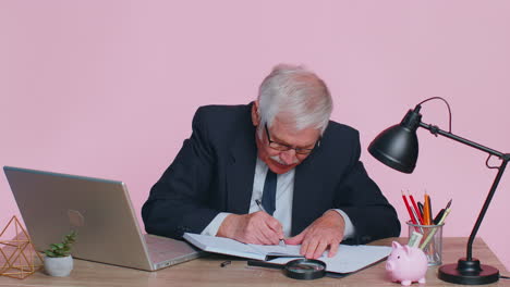 Thoughtful-senior-businessman-making-notes,-writing-down-thoughts-with-pen-into-notepad-notebook