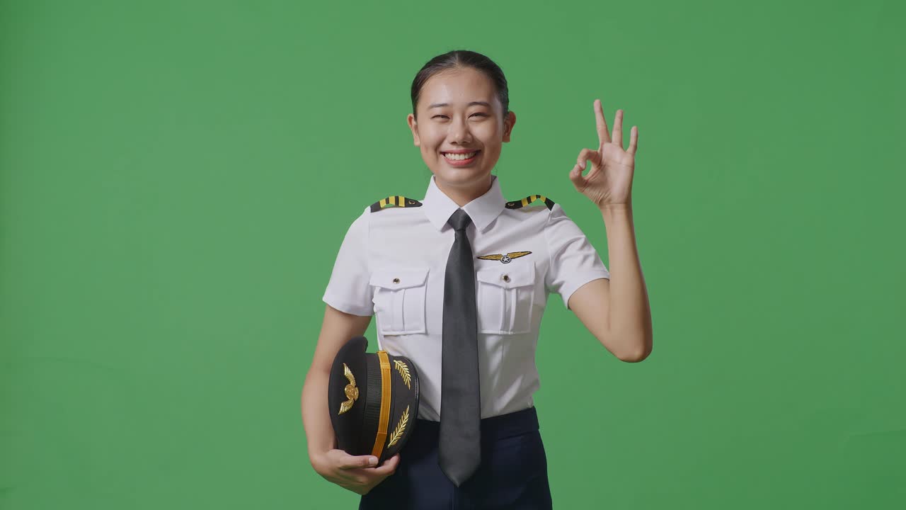 유니폼을 입은 여성 조종사