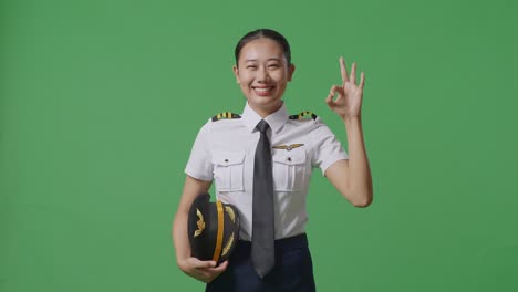 유니폼을 입은 여성 조종사