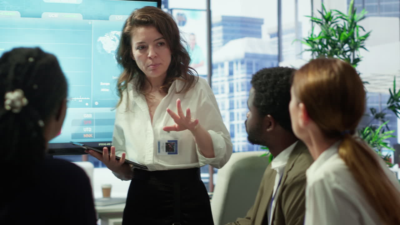 personal organizativo estudiando infografías en una tableta durante una reunión